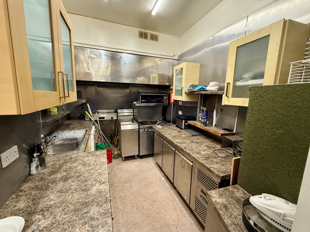 Lot: 45 - COMMERCIAL INVESTMENT WITH PLANNING FOR CONVERSION OF UPPER PARTS - Pub - Commercial Kitchen